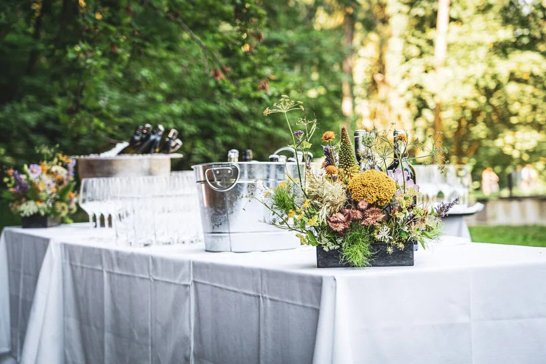 Waldhochzeit – Elegante Tischdeko im Grünen