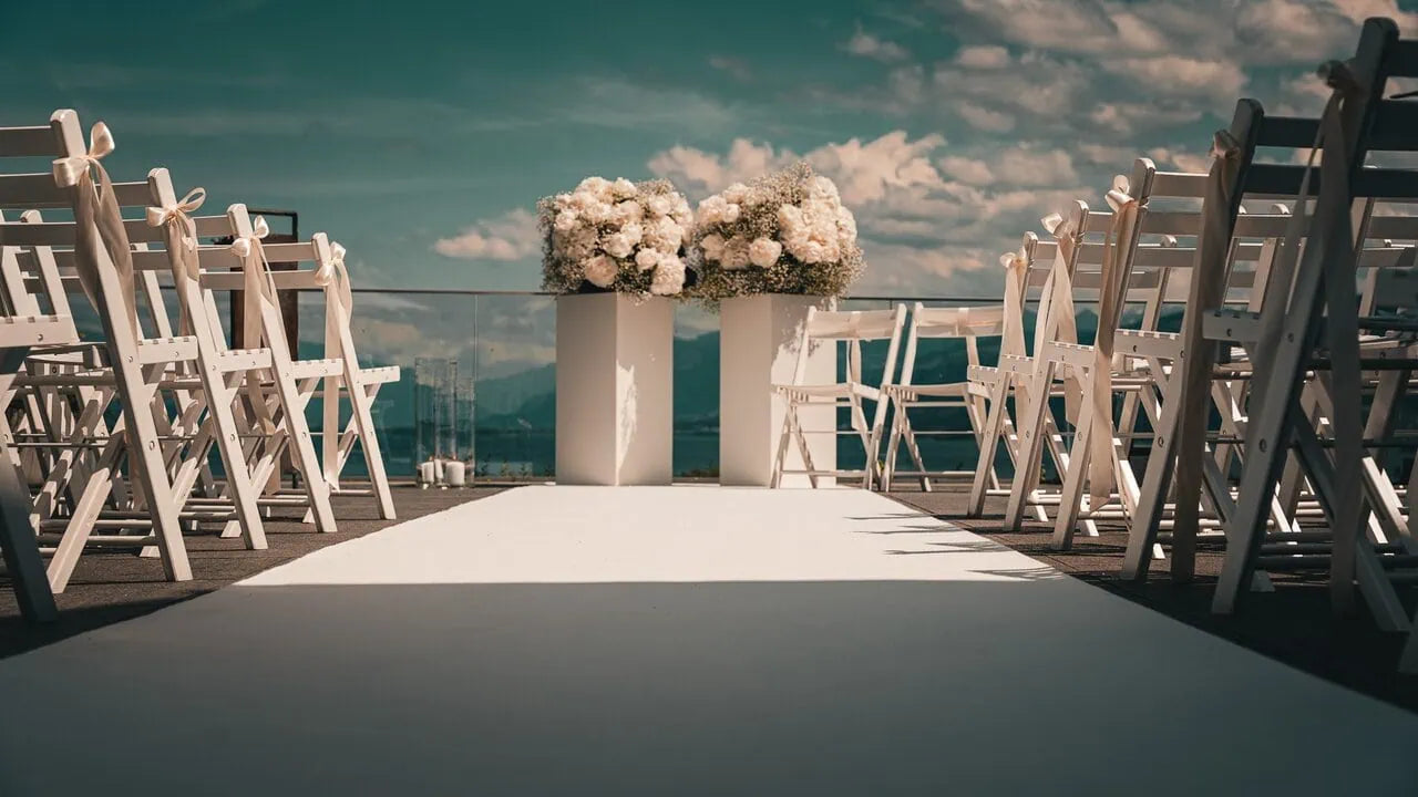 Weisse Hochzeitsdeko mit Seeblick