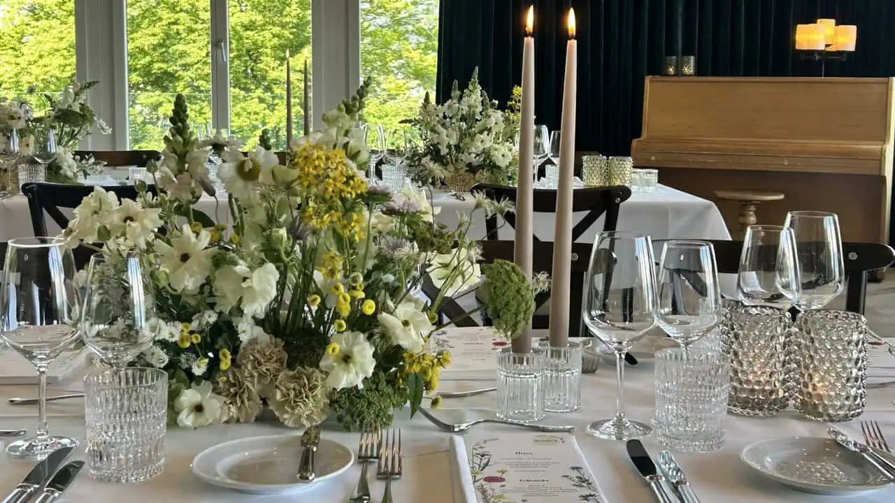 Frische Tischdekoration mit Blumen & Kerzen