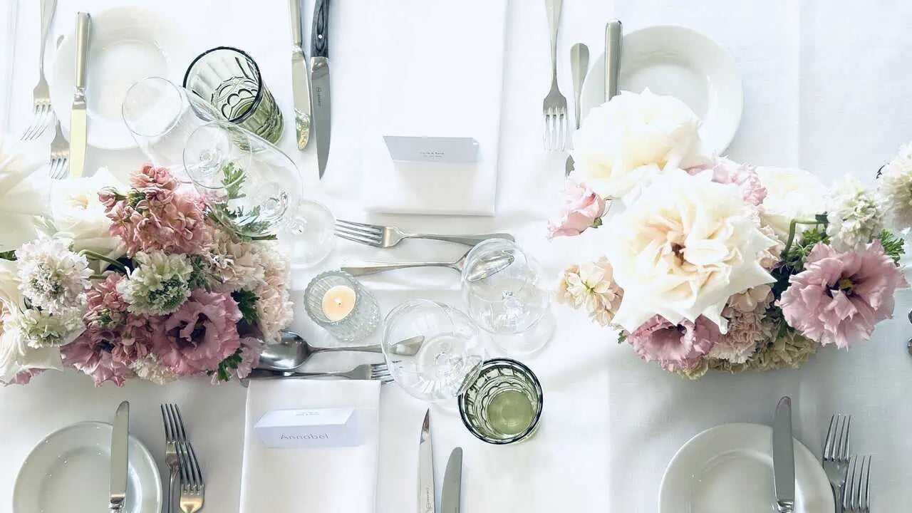 Romantisches Tischblumen-Arrangement