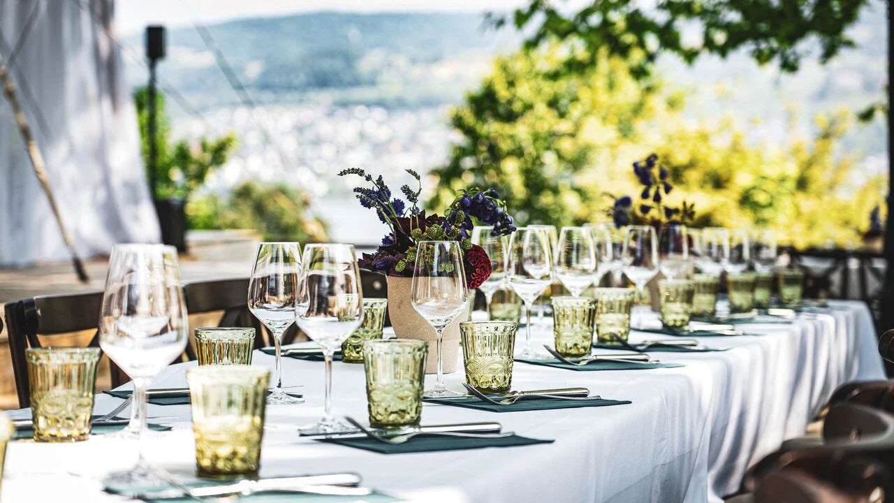 Sommerliche Outdoor-Tischdekoration