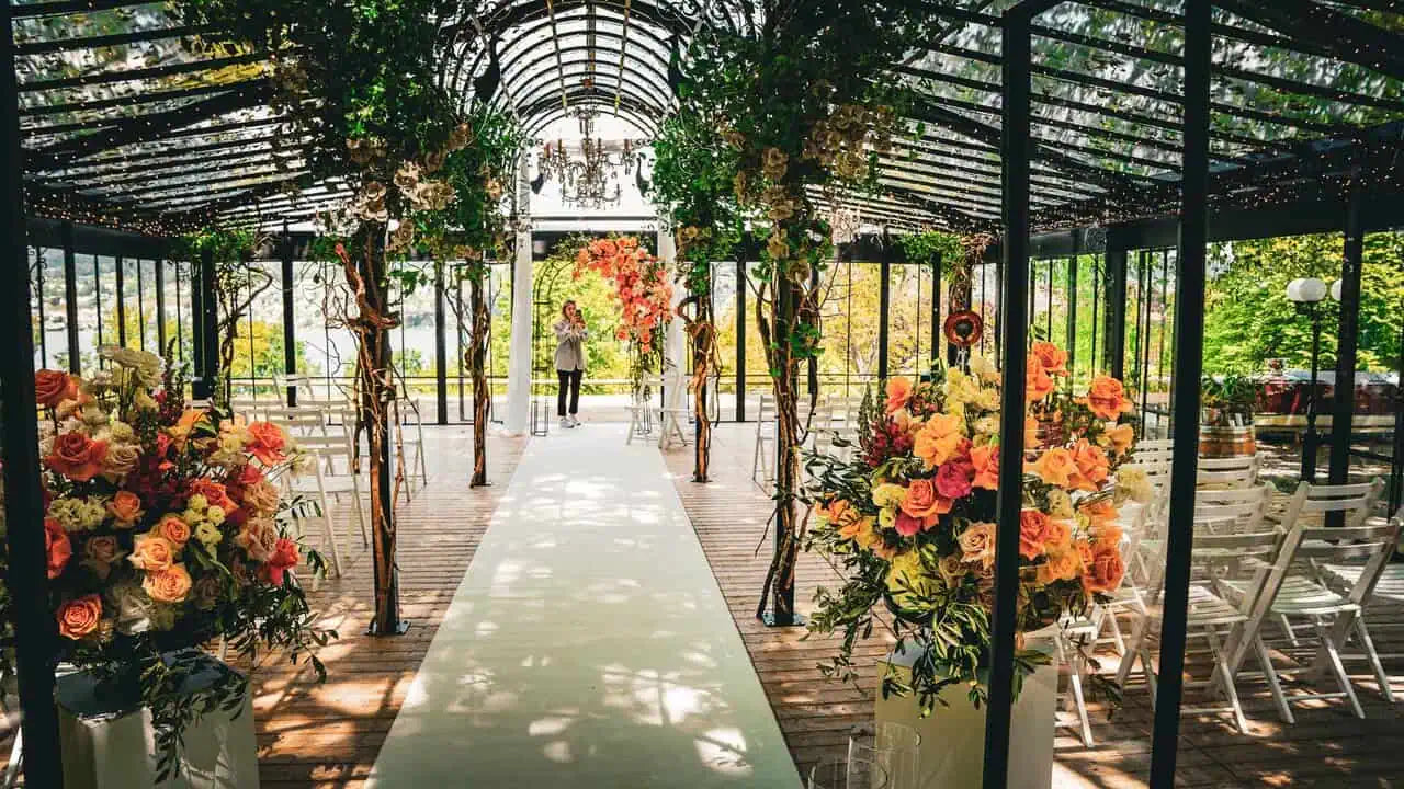 Farbenfrohe Rosen-Dekoration für die Trauung