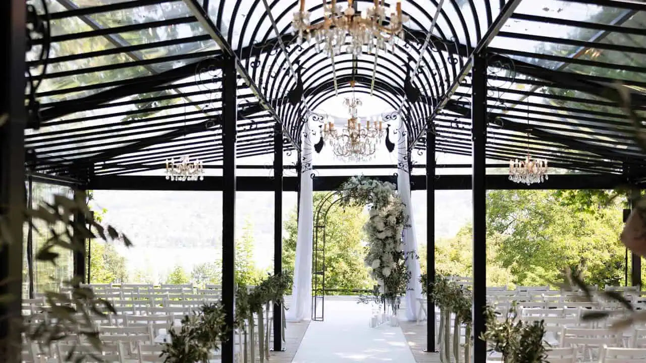 Romantische Blumenbogen-Deko