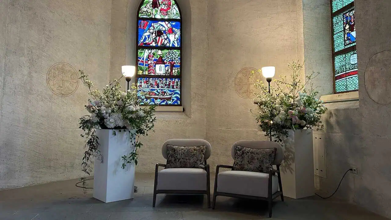 Florale Kirchendekoration mit Sitzbereich