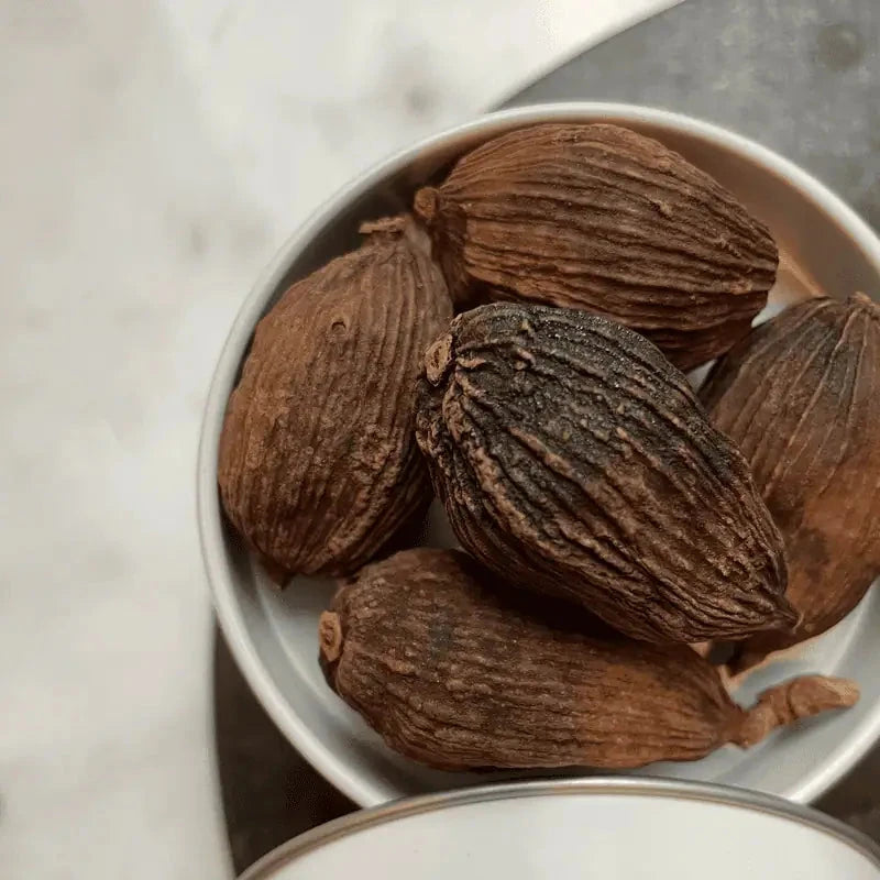 Schwarzer Kardamom Gewürze