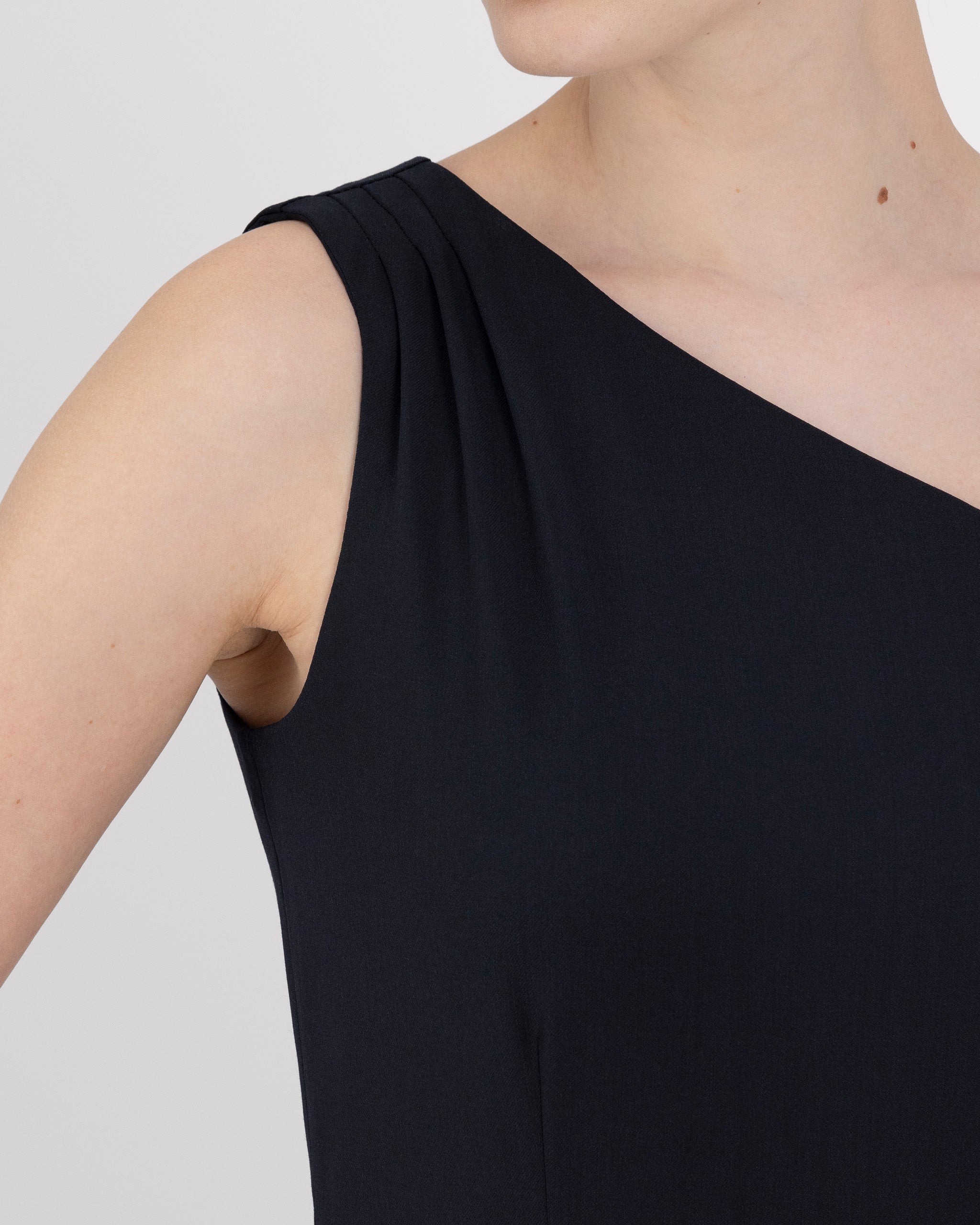 Asymmetrisches Kleid aus Merinowolle Asymmetrisches-Kleid-aus-Merinowolle-schulter-detail