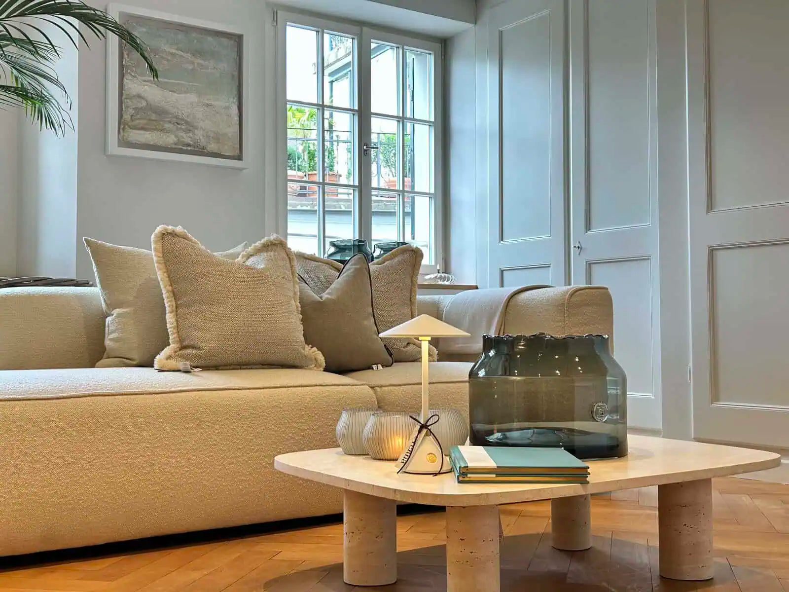 Bequemes Sofa in hellem Bereich mit Kissen und Wohnaccessoires