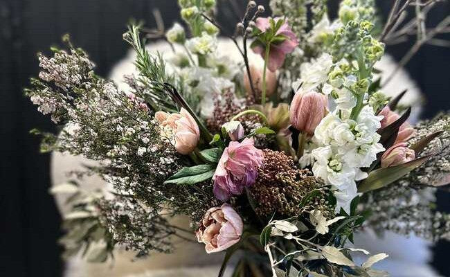 Eleganter Blumenstrauss mit Kräutern