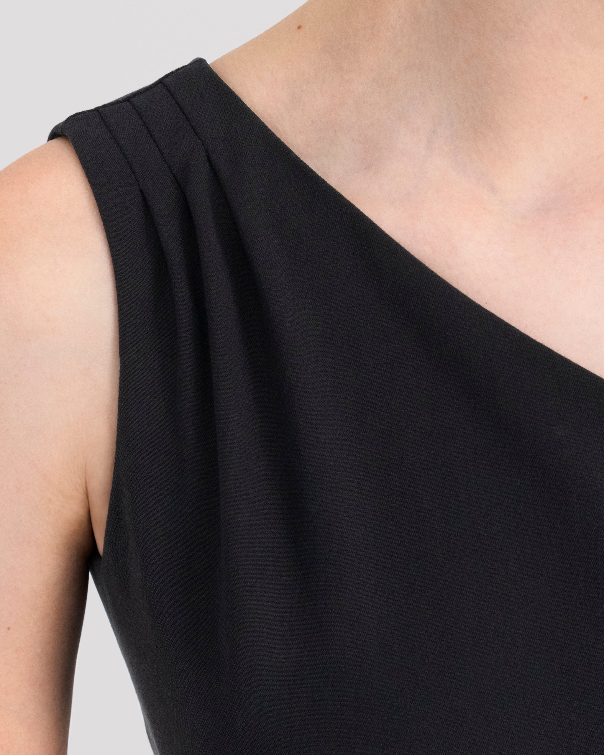 Asymmetrisches Kleid aus Tencel asymmetrisches-kleid-aus-tencel-schulter