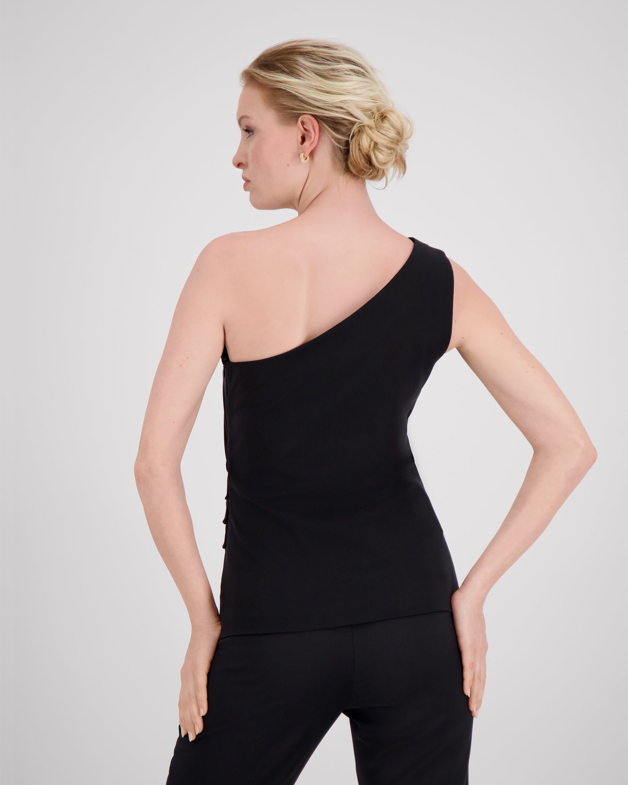 Asymmetrisches Top aus schwarzem Tencel asymmetrisches-top-aus-schwarzem-tencel-back