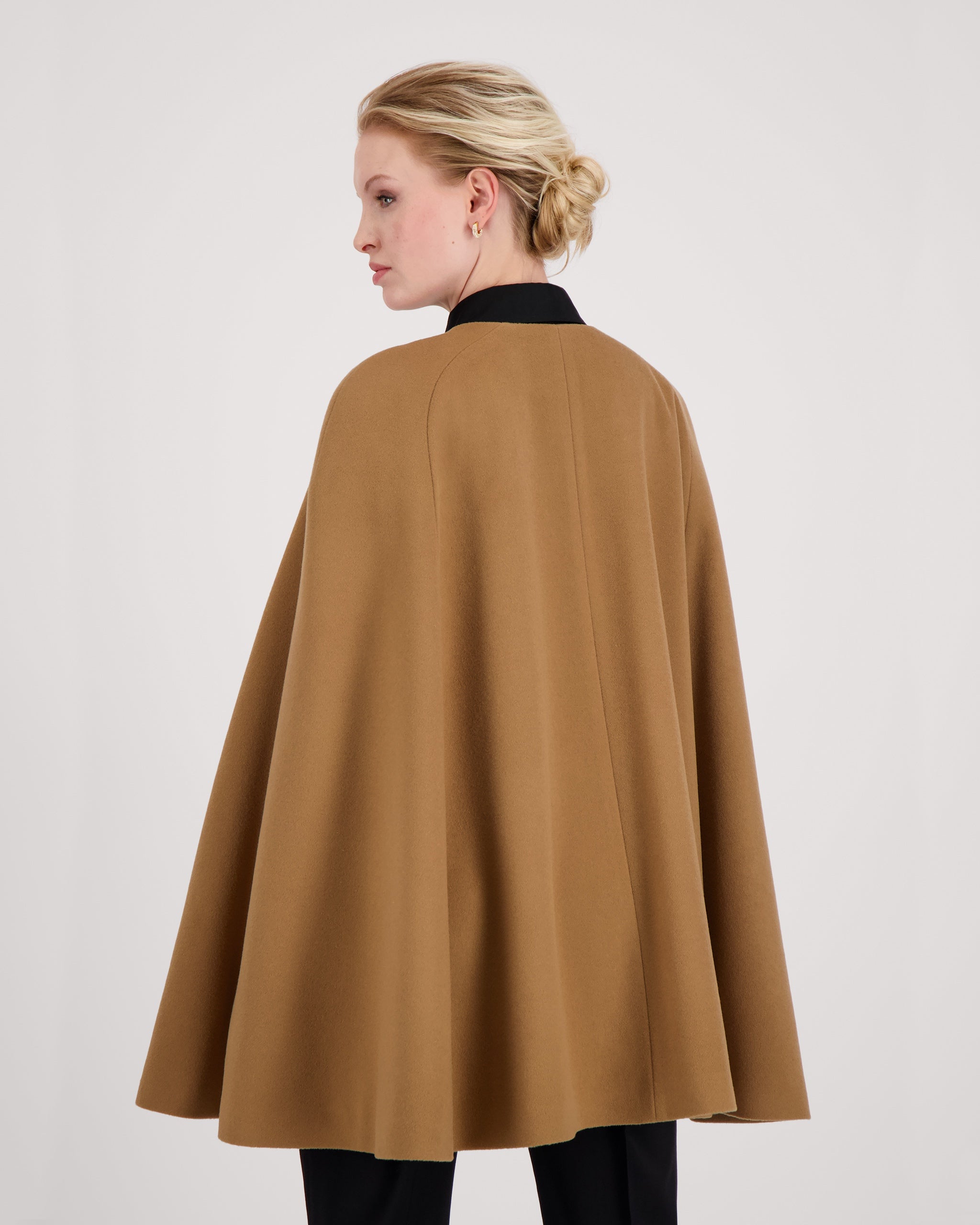 Eleganter Cape-Mantel aus reinem Kaschmir eleganter-cape-mantel-aus-reinem-kaschmir-back-b