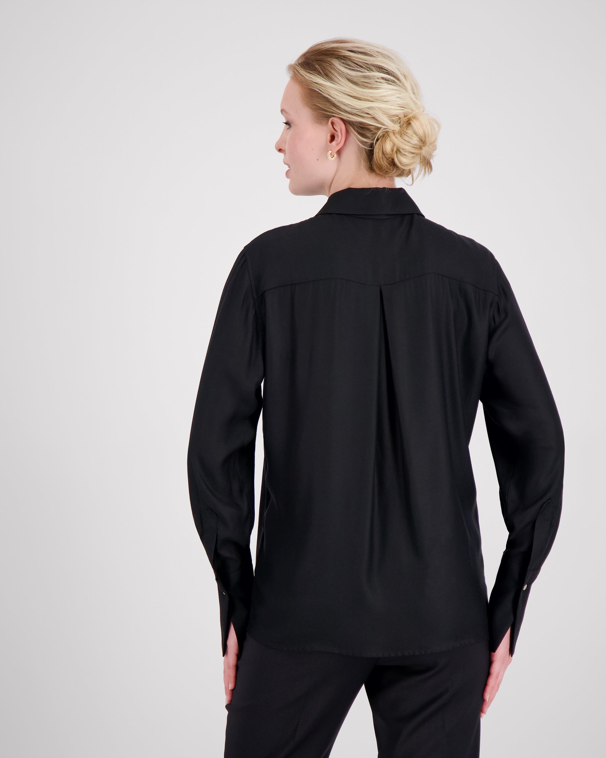 Klassische Bluse aus Ecovero-Viskose mit modernem Kragen klassische-bluse-aus-ecovero-viskose-mit-modernem-kragen-back-2