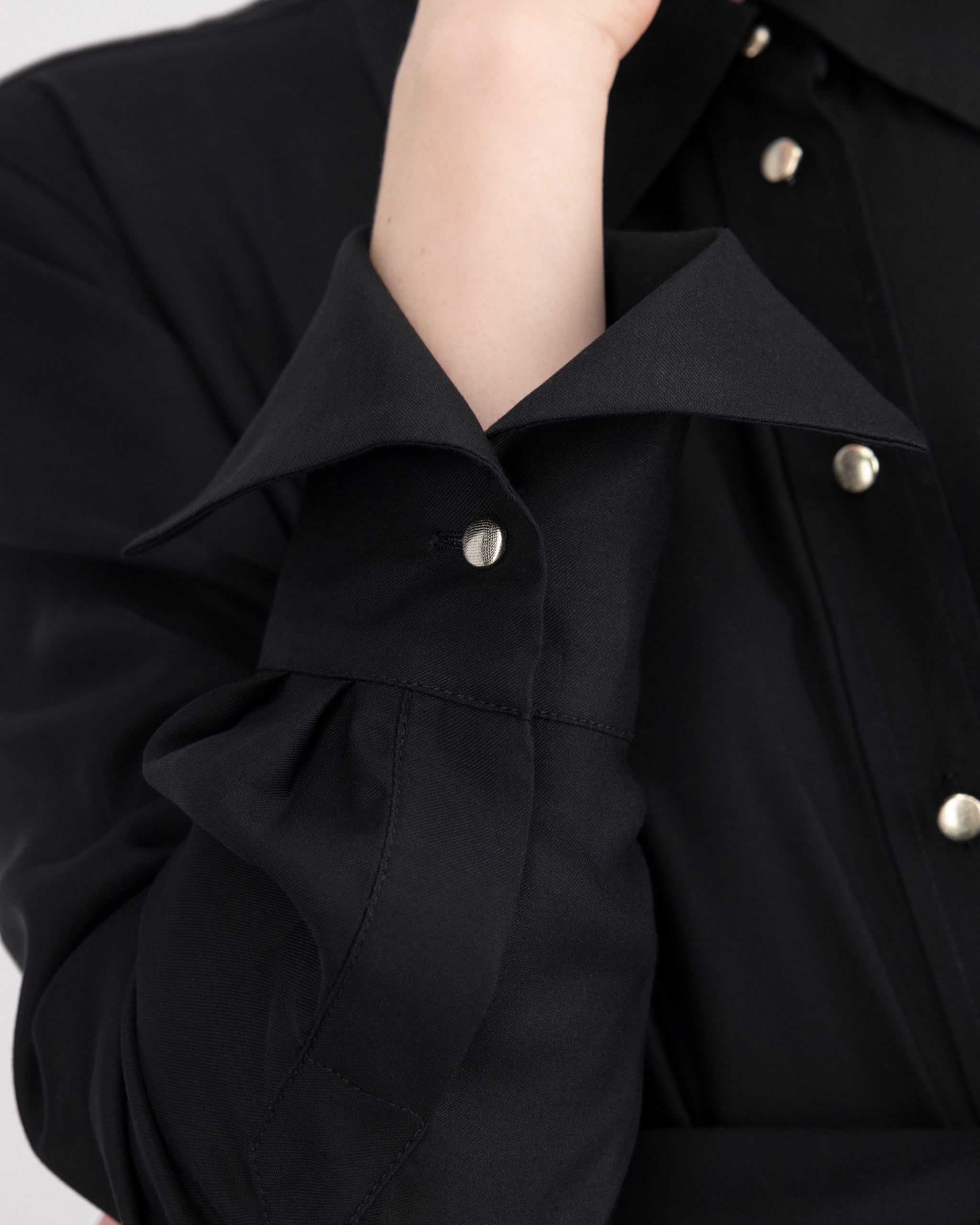 Klassische Bluse aus Ecovero-Viskose mit modernem Kragen klassische-bluse-aus-ecovero-viskose-mit-modernem-kragen-details-2