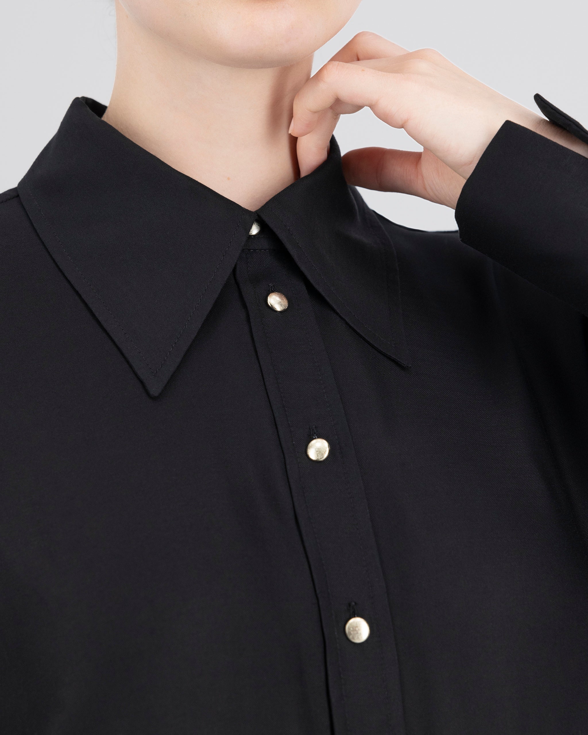 Klassische Bluse aus Ecovero-Viskose mit modernem Kragen klassische-bluse-aus-ecovero-viskose-mit-modernem-kragen-details-3