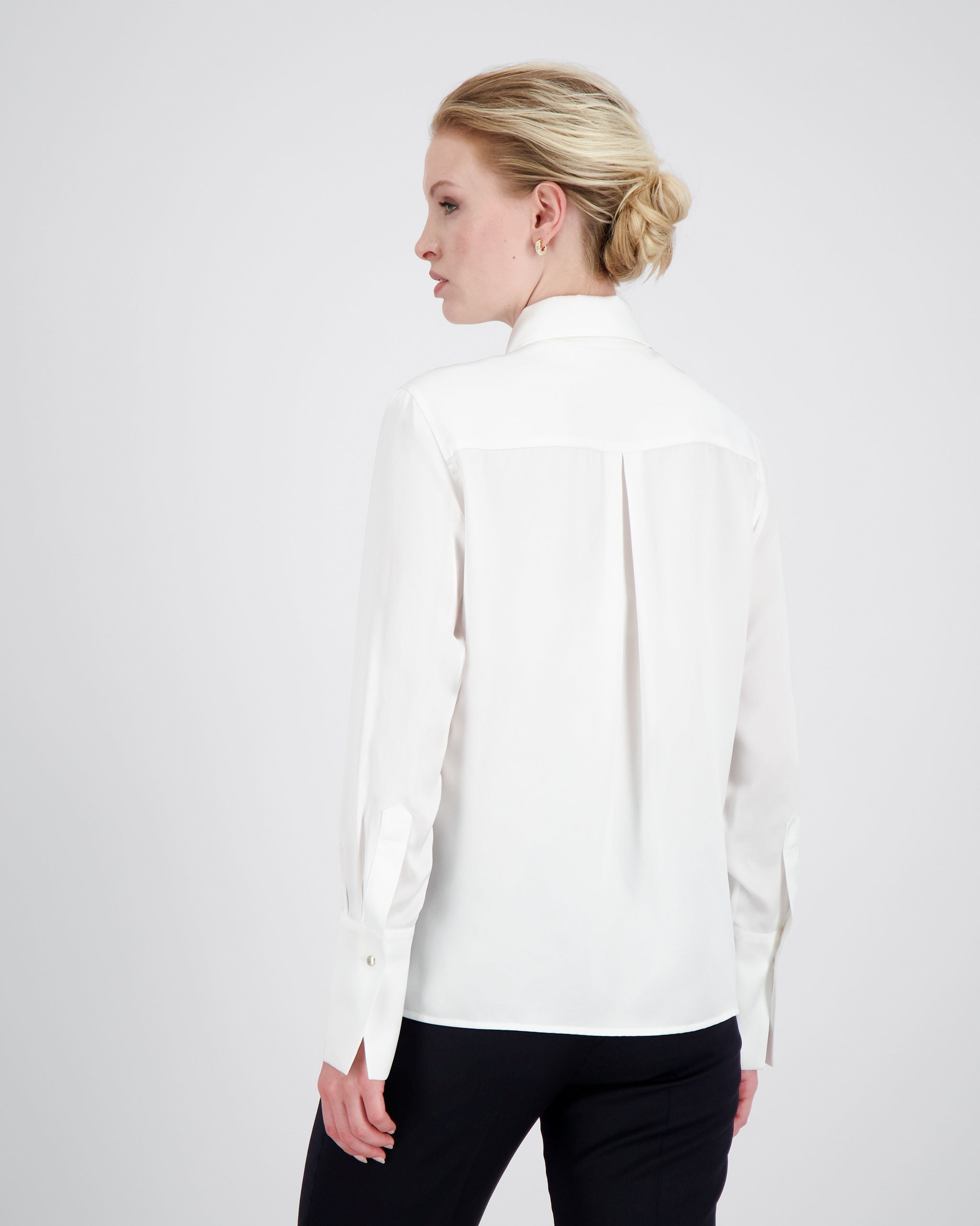 Klassische Bluse aus Peace Silk mit modernem Kragen klassische-bluse-aus-peace-silk-mit-modernem-kragen-back2