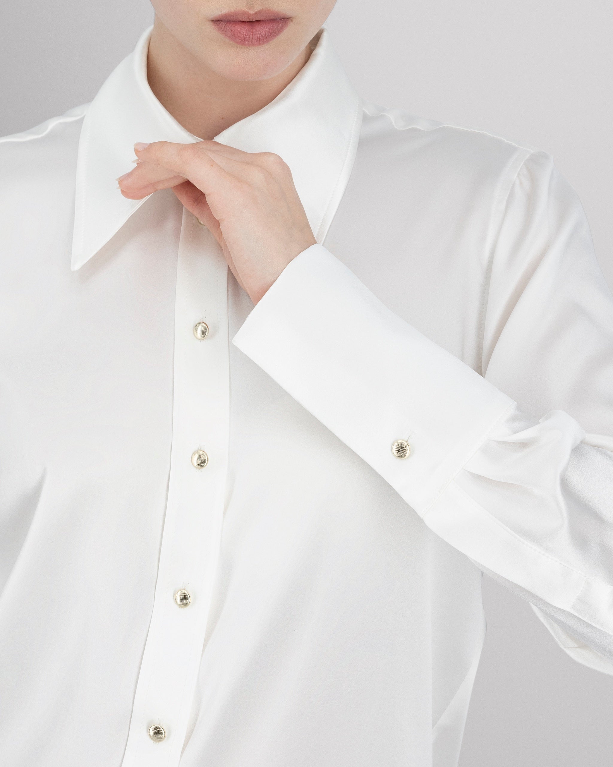 Klassische Bluse aus Peace Silk mit modernem Kragen klassische-bluse-aus-peace-silk-mit-modernem-kragen-det2