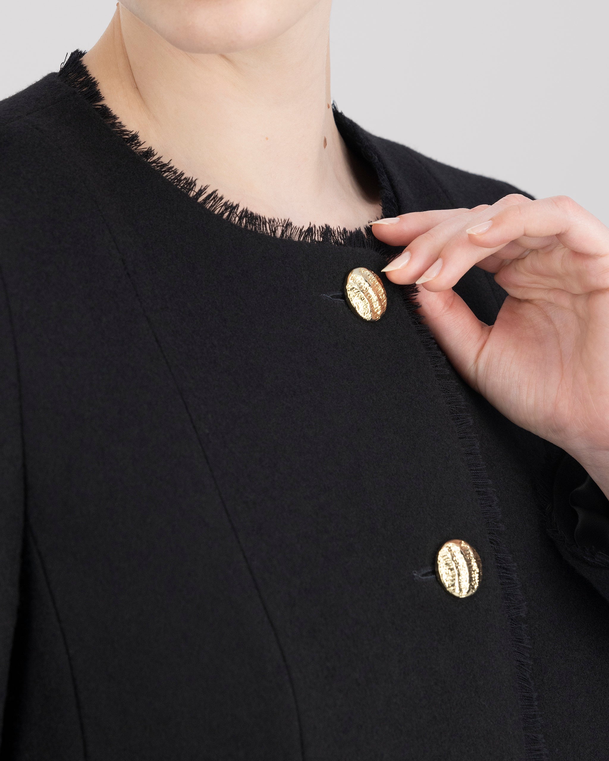 Kurzes Jackett mit ausgefransten Details aus feinster Merinowolle kurzes-jackett-mit-ausgefransten-details-aus-feinster-merinowolle-back-detail-ausschnitt