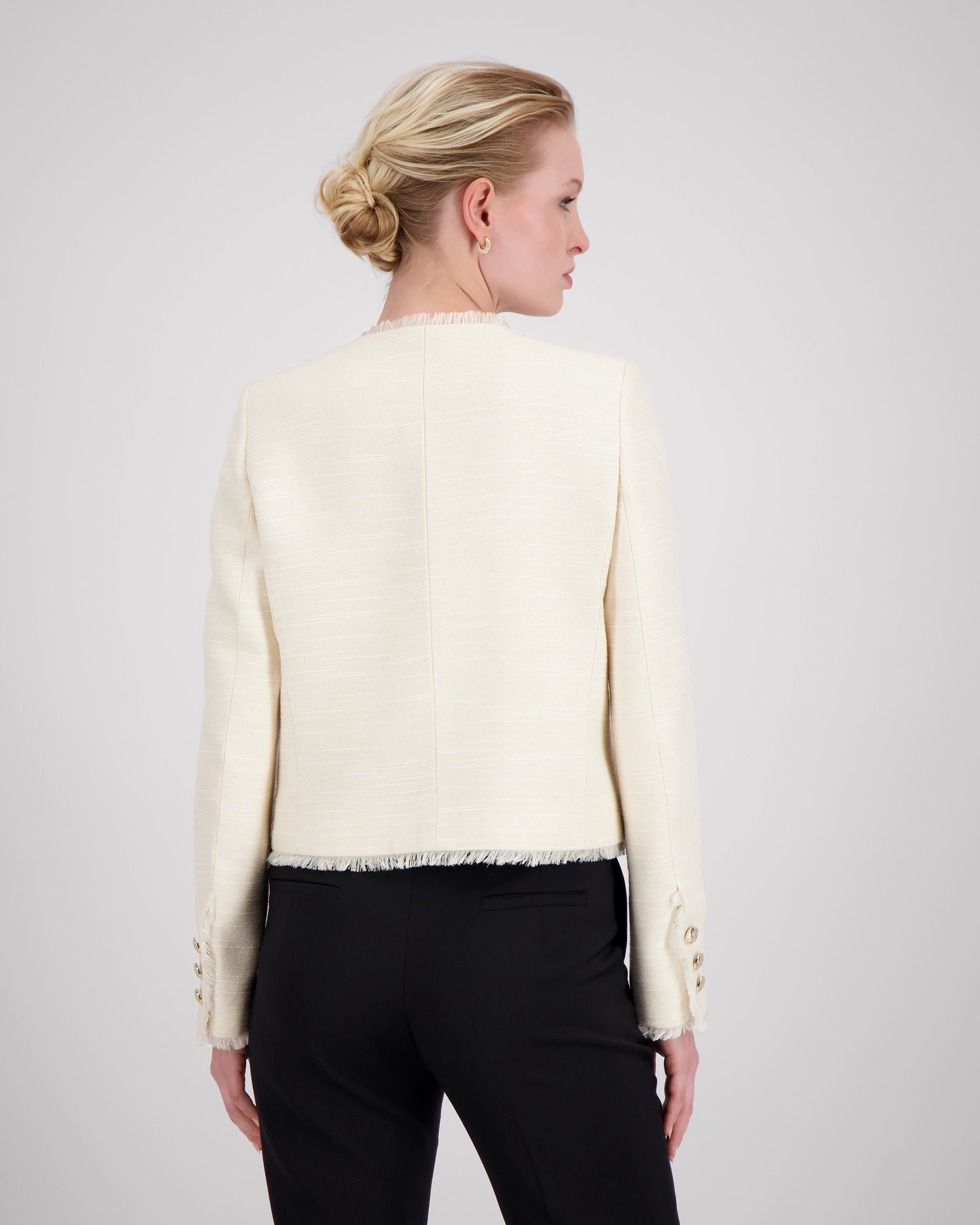 Kurzes Jackett mit ausgefransten Details aus reiner Peace Silk – limitierte Kollektion kurzes-jackett-mit-ausgefransten-details-aus-reiner-peace-silk-back-b