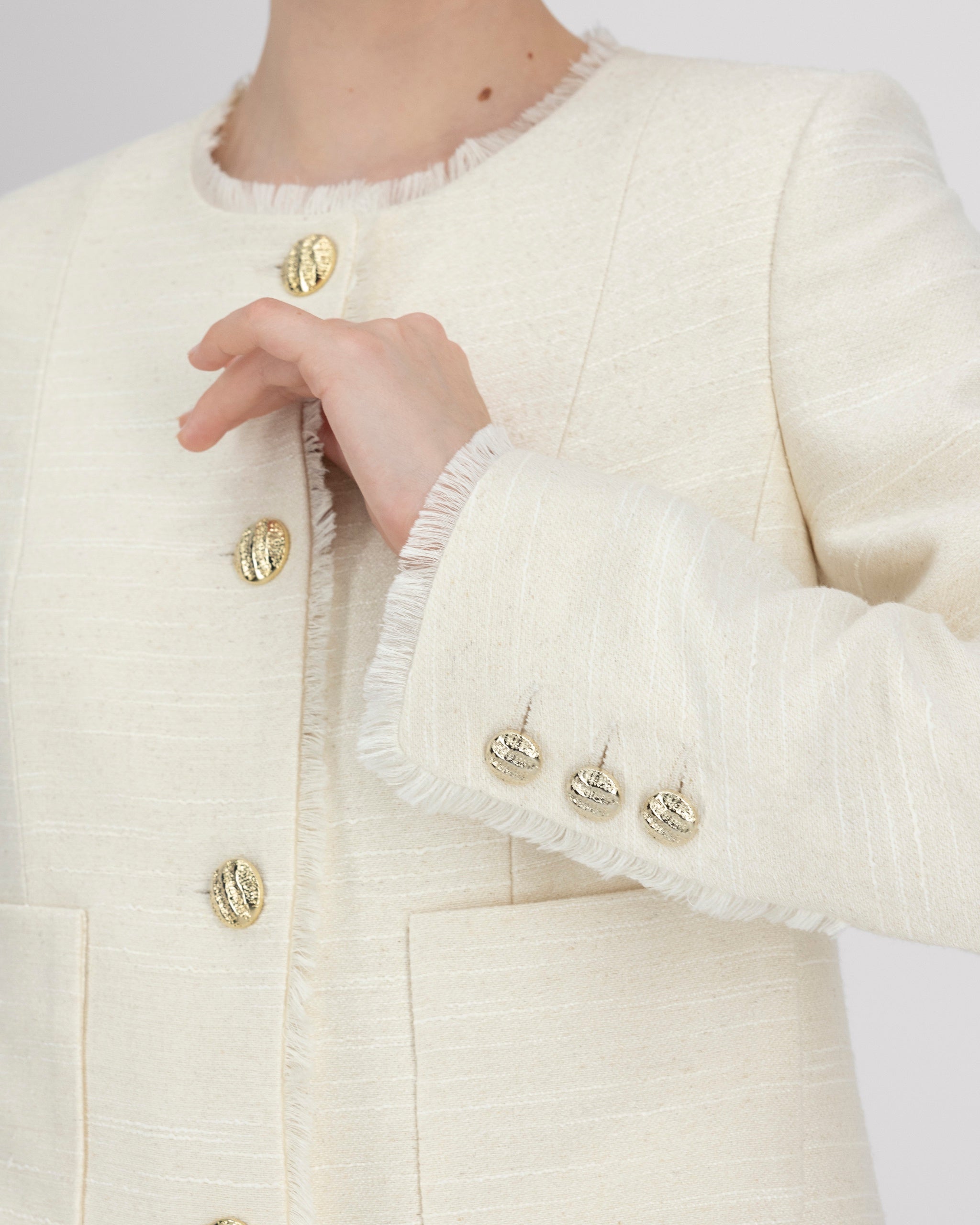 Kurzes Jackett mit ausgefransten Details aus reiner Peace Silk – limitierte Kollektion kurzes-jackett-mit-ausgefransten-details-aus-reiner-peace-silk-detail-1