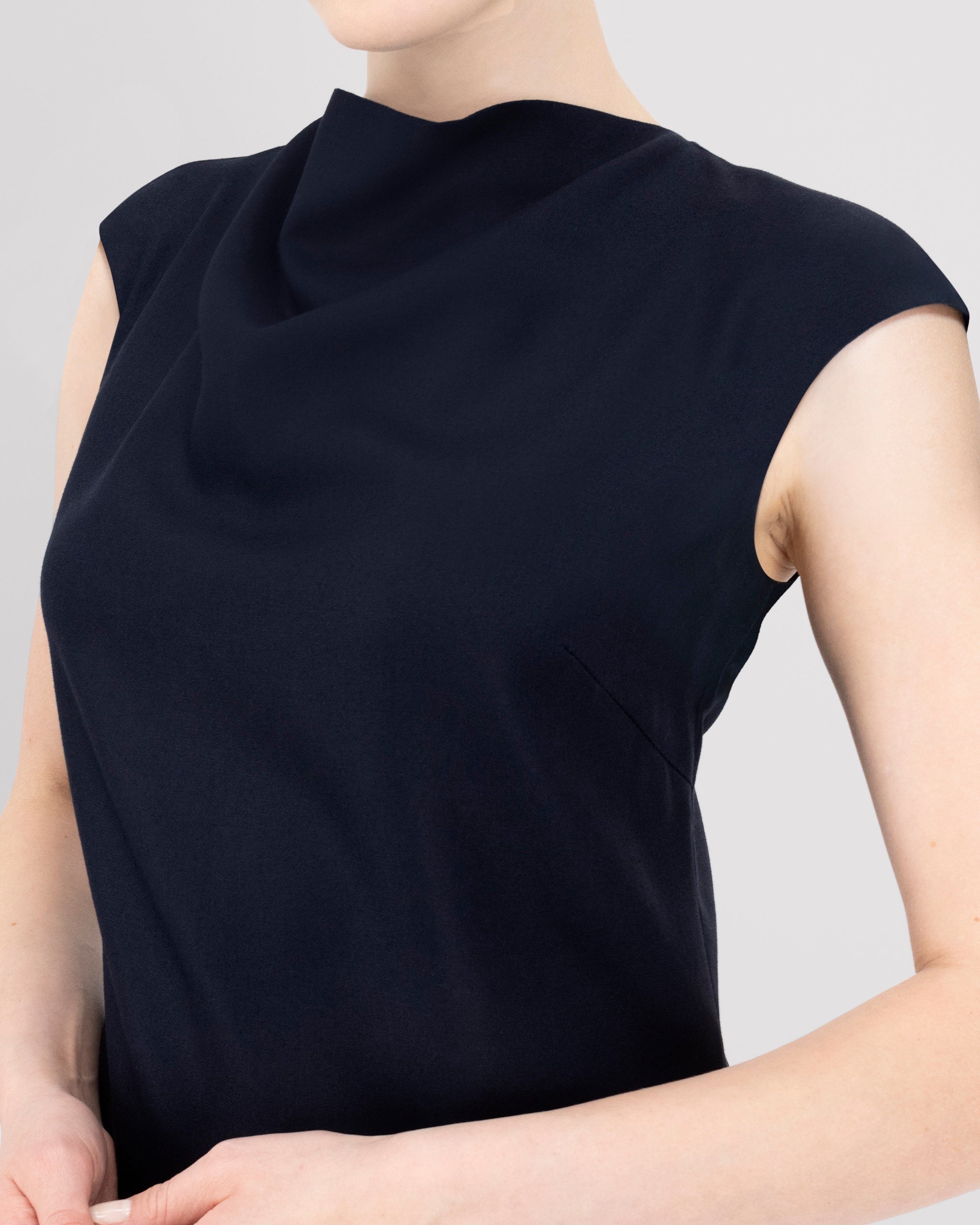 Midi-Kleid mit drapiertem Halsausschnitt aus Tencel midi-kleid-mit-drapiertem-halsausschnitt-detail2b