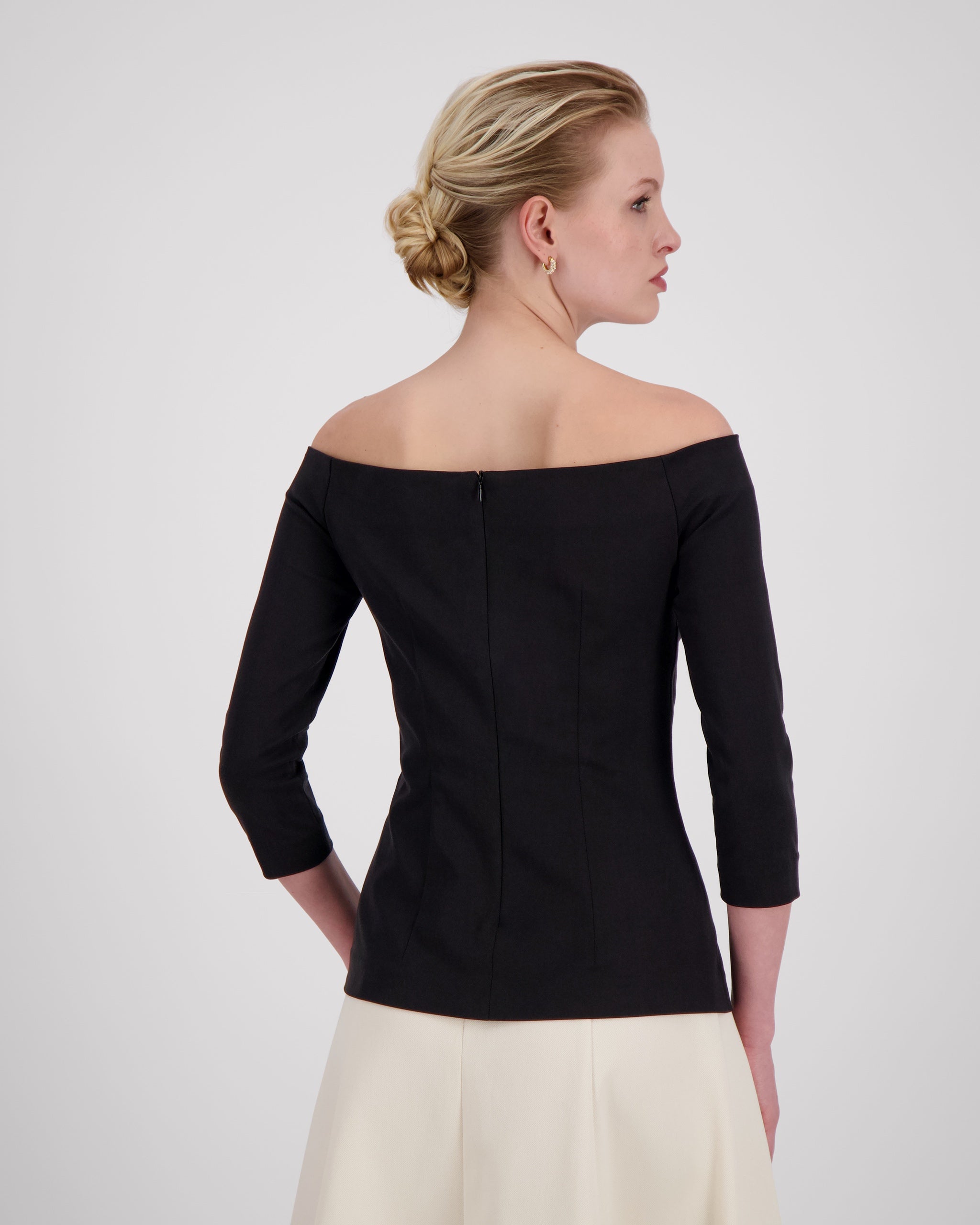Raffiniertes schulterfreies Top aus schwarzem Tencel raffiniertes-schulterfreies-top-aus-schwarzem-tencel-back-2