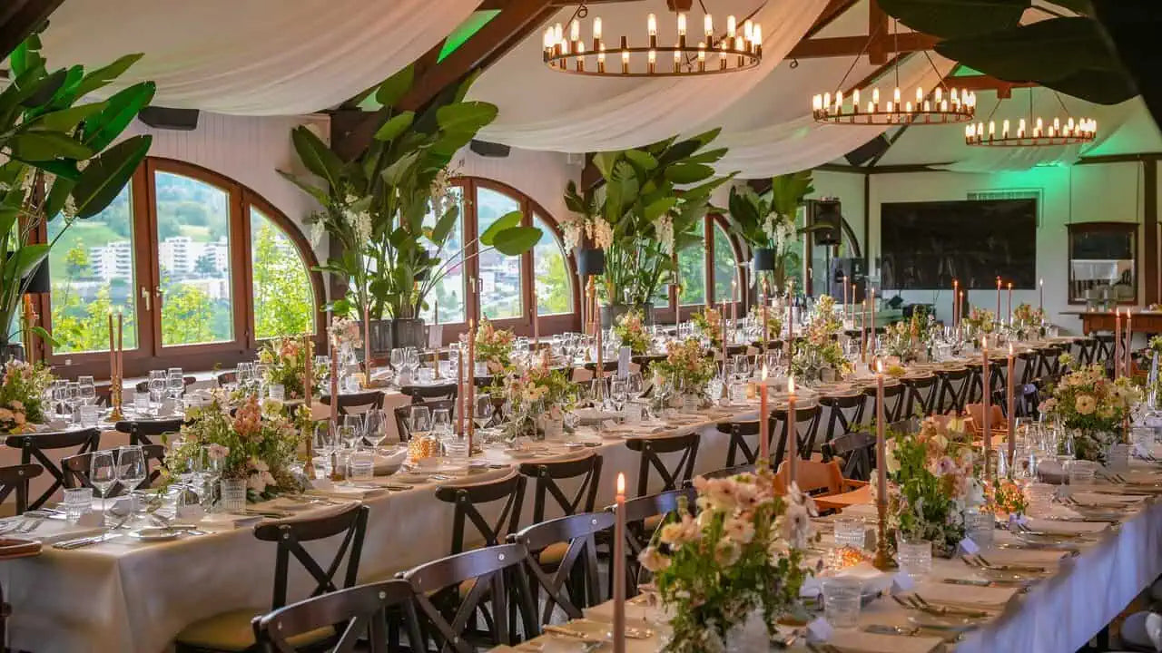 Elegante Hochzeitstafel im Grünen