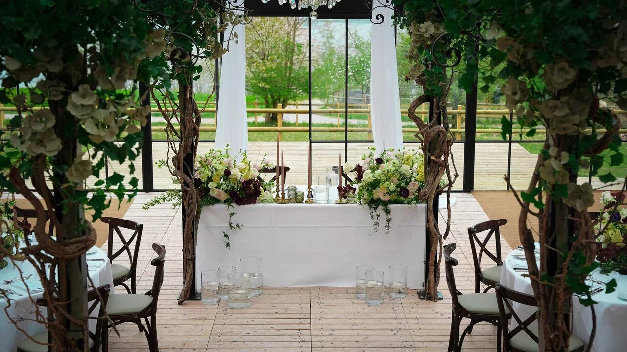 Florale Traubogen-Dekoration mit Naturakzenten