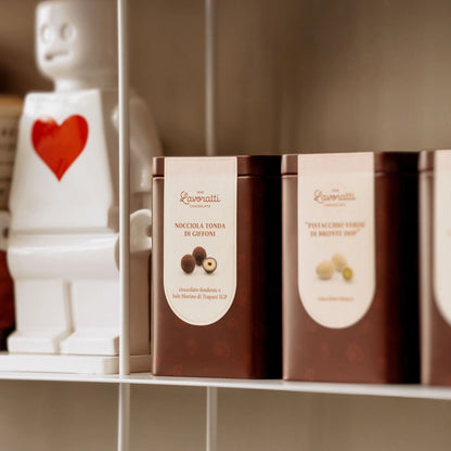 Edle Schokoladen-Dragees in Premium-Box Haselnuss