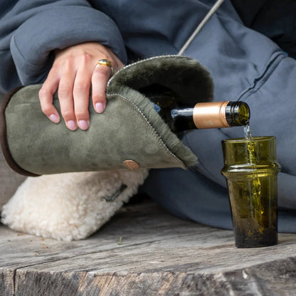 Eleganter Weinkühler aus khakifarbenem Wildleder