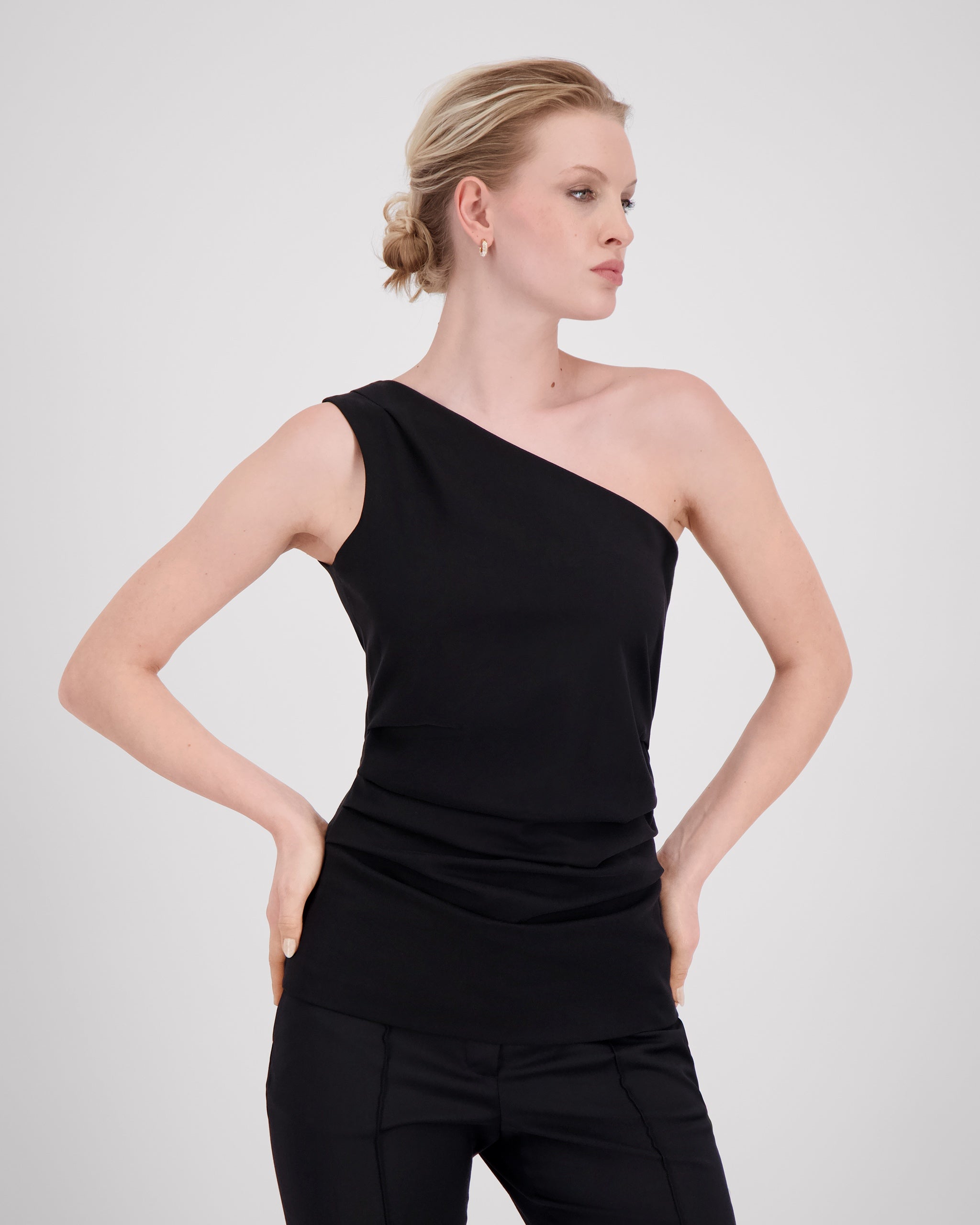 Asymmetrisches Top aus schwarzem Tencel asymmetrisches-top-aus-schwarzem-tencel-front