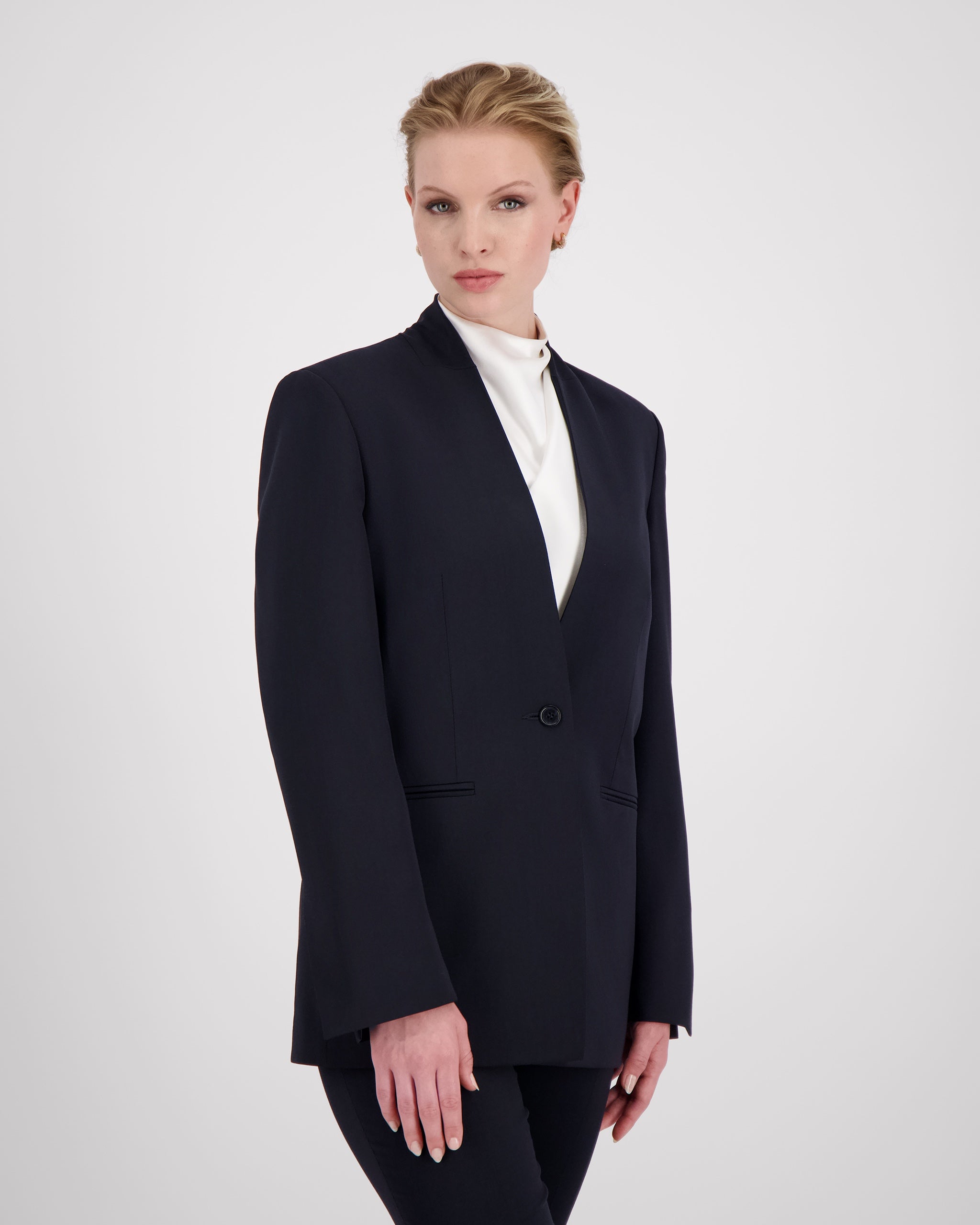 Ausdrucksstarker Blazer aus Merinowolle ausdrucksstarker-blazer-aus-merinowolle-front-4