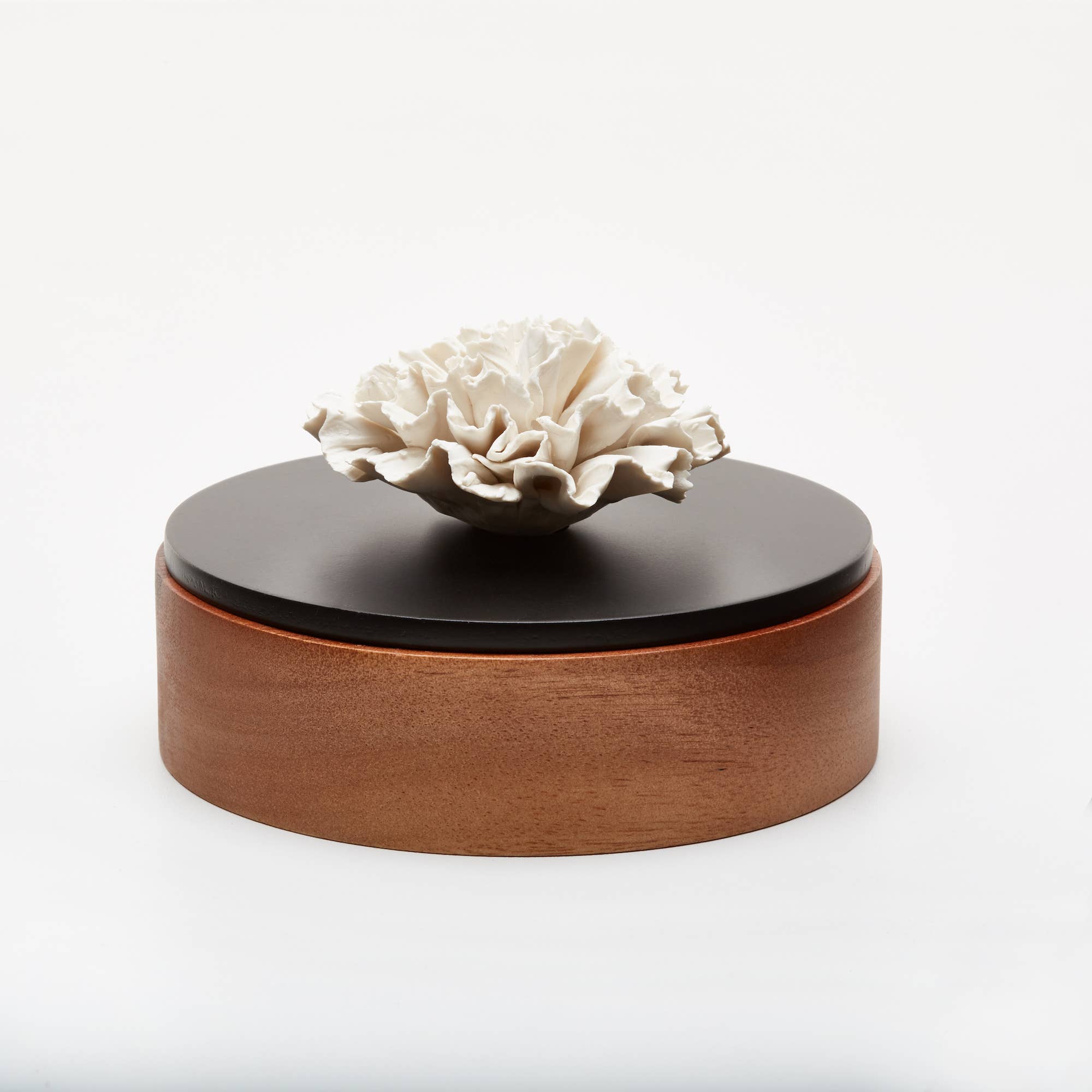 Dekorative Box aus Akazienholz mit Porzellanblüte dekorative-box-aus-akazienholz-mit-porzellanblute-538837