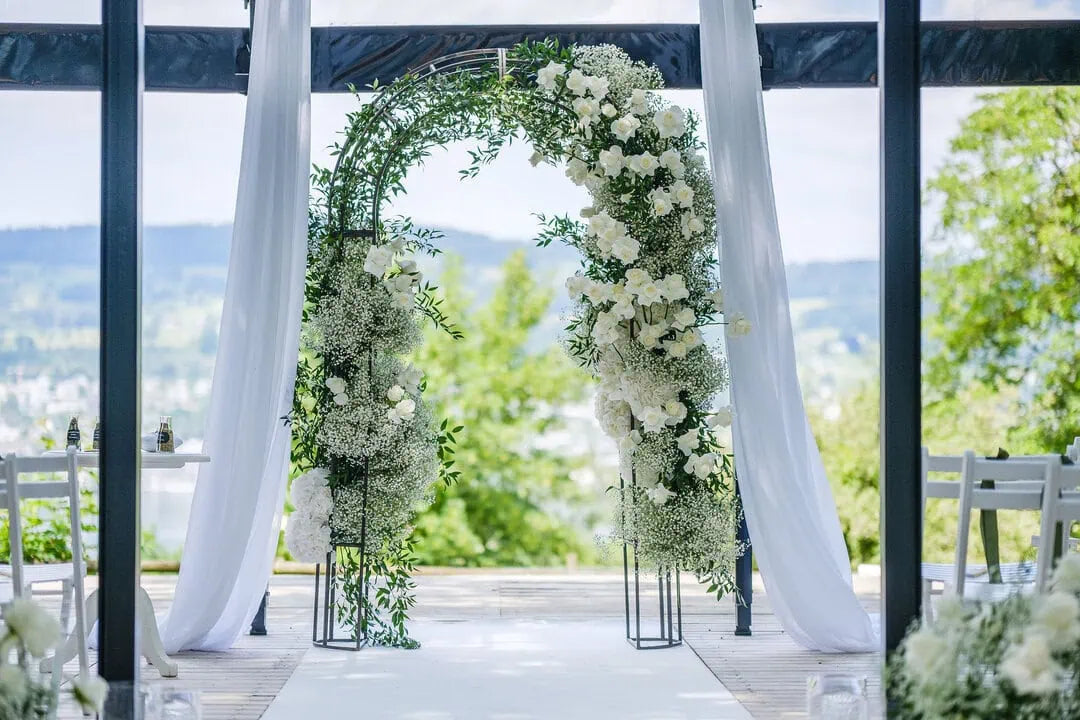 hochzeit-trauungsbogen-weiss-blumen-zuerichsee-event.webp