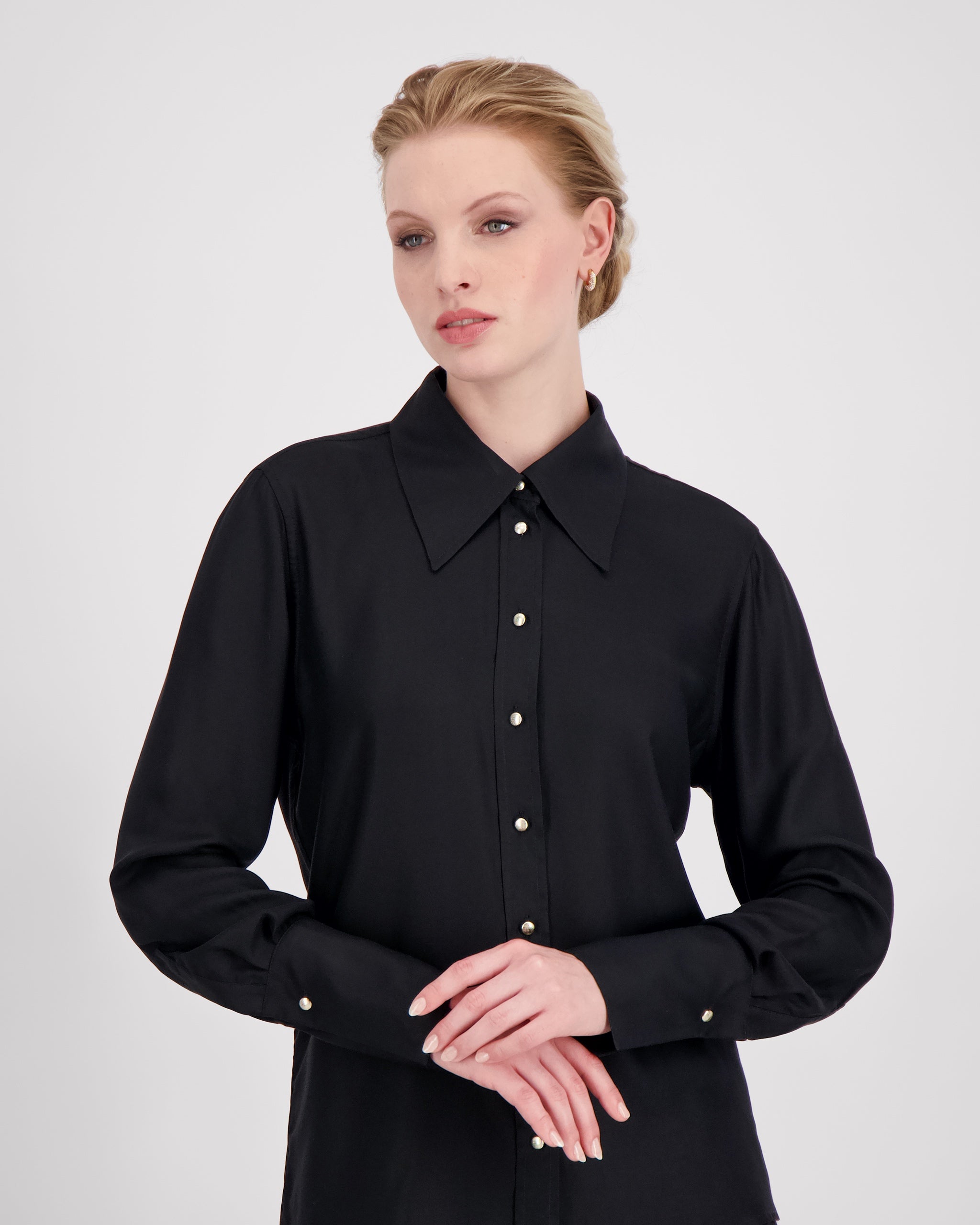 Klassische Bluse aus Ecovero-Viskose mit modernem Kragen klassische-bluse-aus-ecovero-viskose-mit-modernem-kragen-front-1