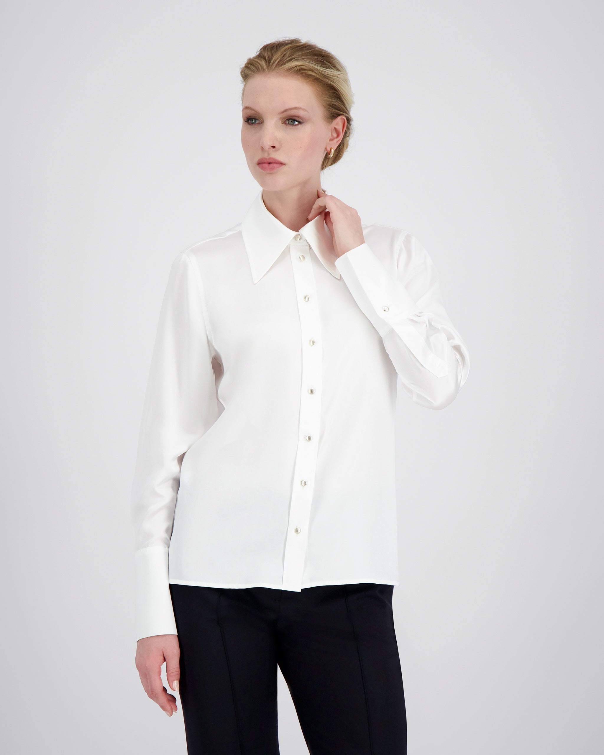Klassische Bluse aus Peace Silk mit modernem Kragen klassische-bluse-aus-peace-silk-mit-modernem-kragen-front2