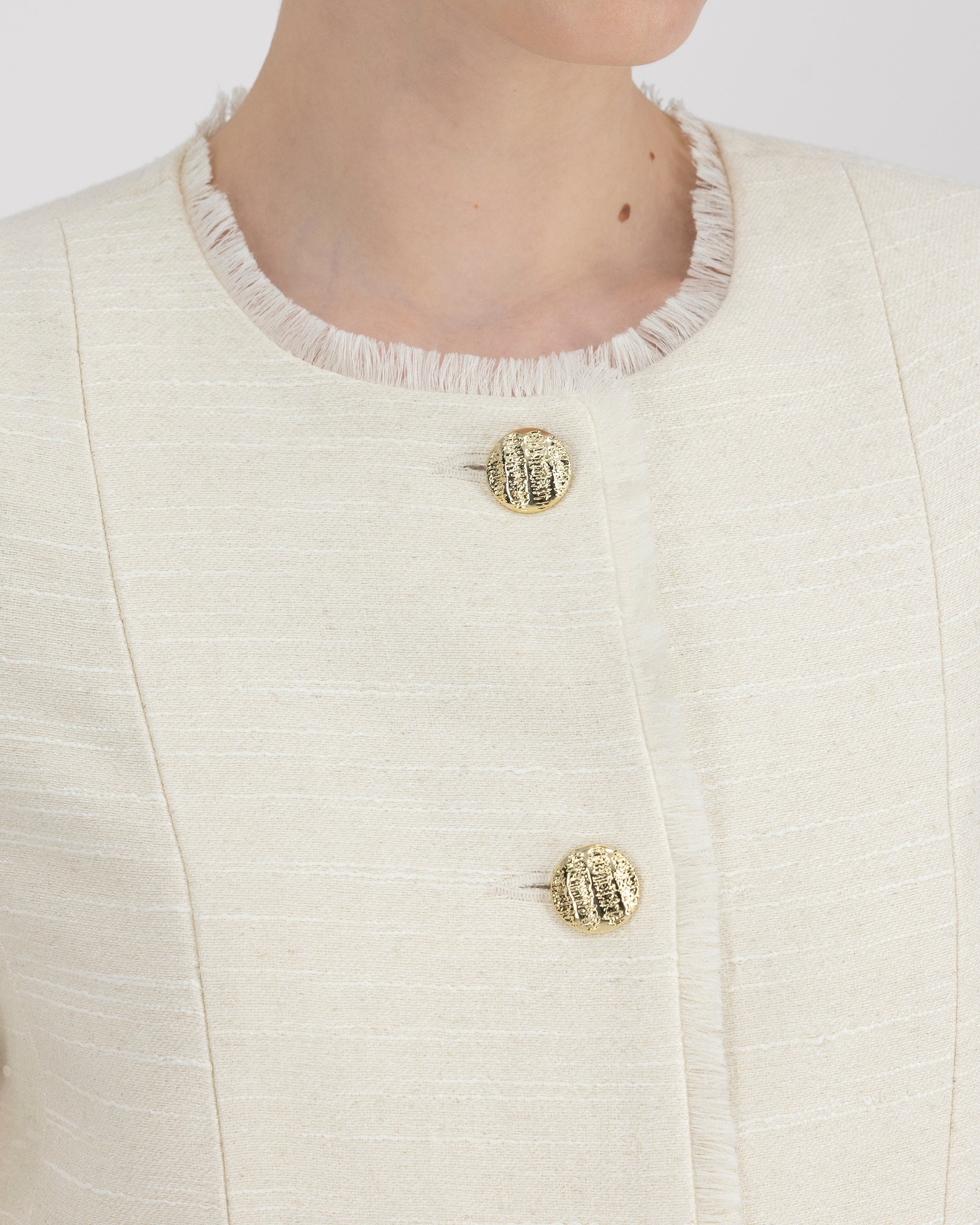 Kurzes Jackett mit ausgefransten Details aus reiner Peace Silk – limitierte Kollektion kurzes-jackett-mit-ausgefransten-details-aus-reiner-peace-silk-detail-kragen-2