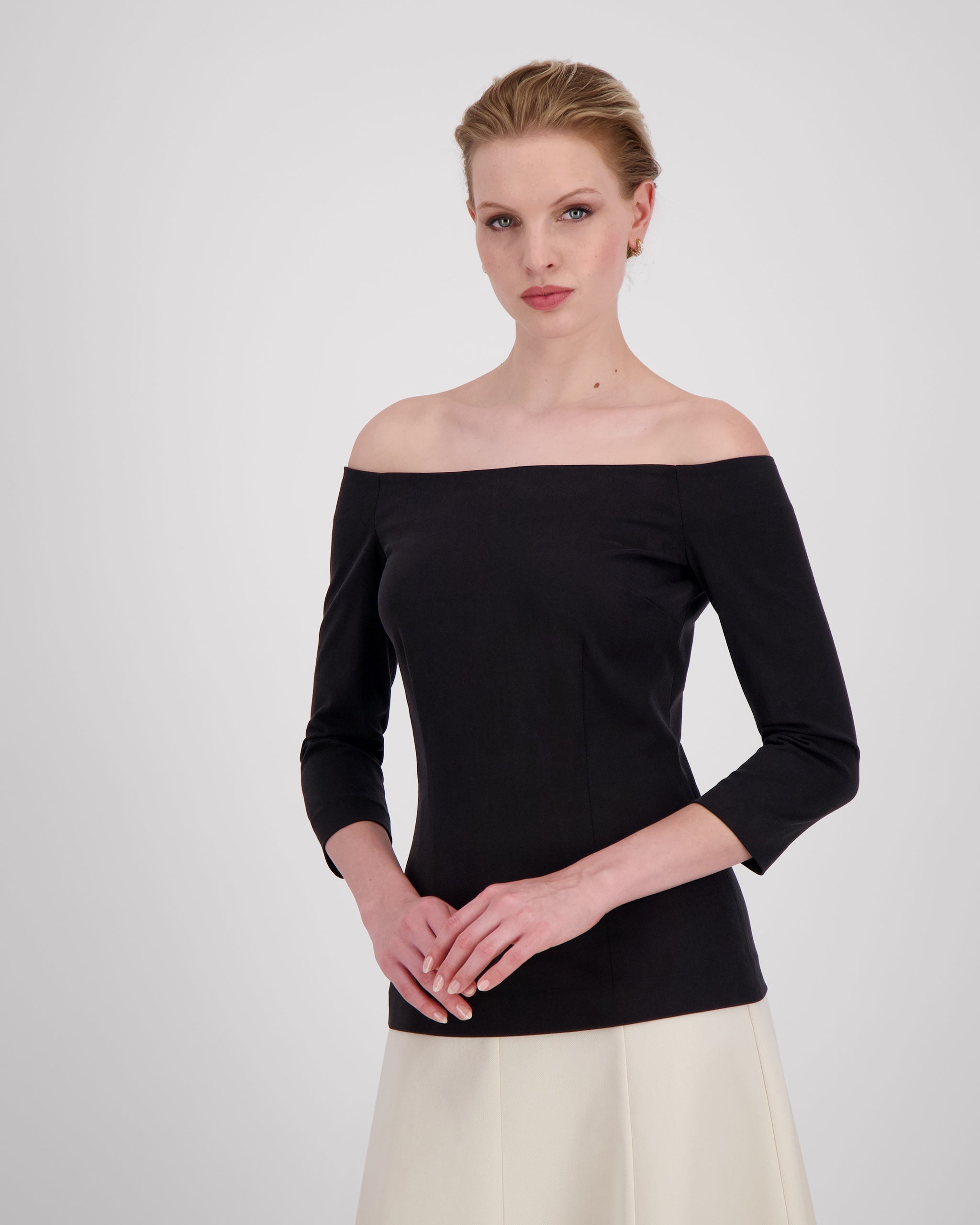 Raffiniertes schulterfreies Top aus schwarzem Tencel raffiniertes-schulterfreies-top-aus-schwarzem-tencel-front